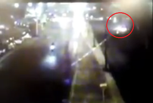 En el video se observa a un motociclista acercarse al automóvil. 