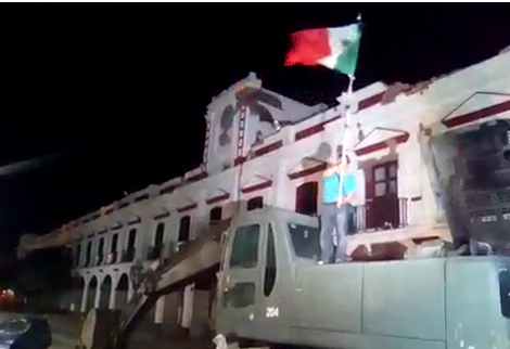 En Juchitán también dieron el Grito de Independencia en medio de las ruinas.