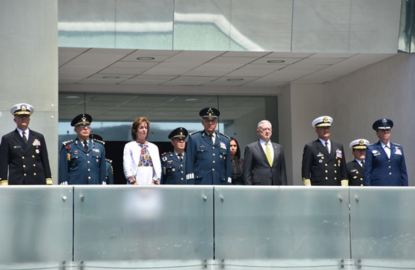Jacobson, Mattis, acopañados por los secretarios de Defensa y de Marina.