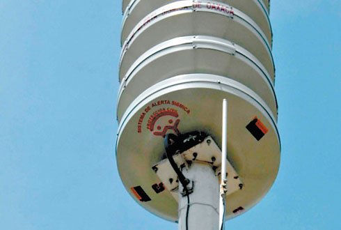 Los altavoces colocados en postes están solo de adorno. 