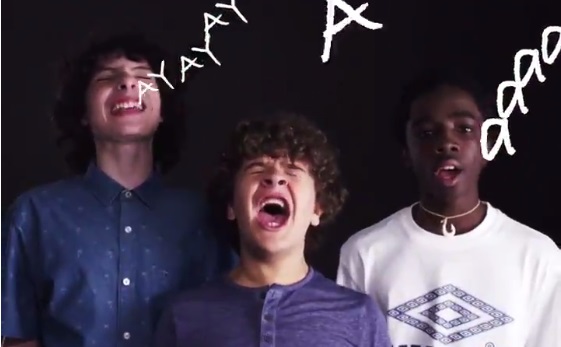 Niños de Stranger Things intentan dar 'el grito'.