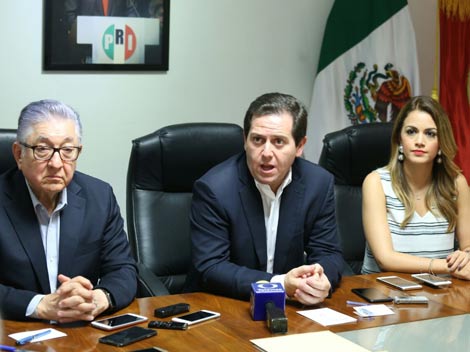 Sócrates Rizzo, ex gobernador; Pedro Pablo Treviño, dirigente estatal del PRI; y Lorena de la Garza, secretaria general.