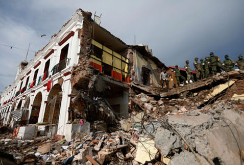 Soldados revisan las zonas dañadas por el sismo en Juchitán, Oaxaca