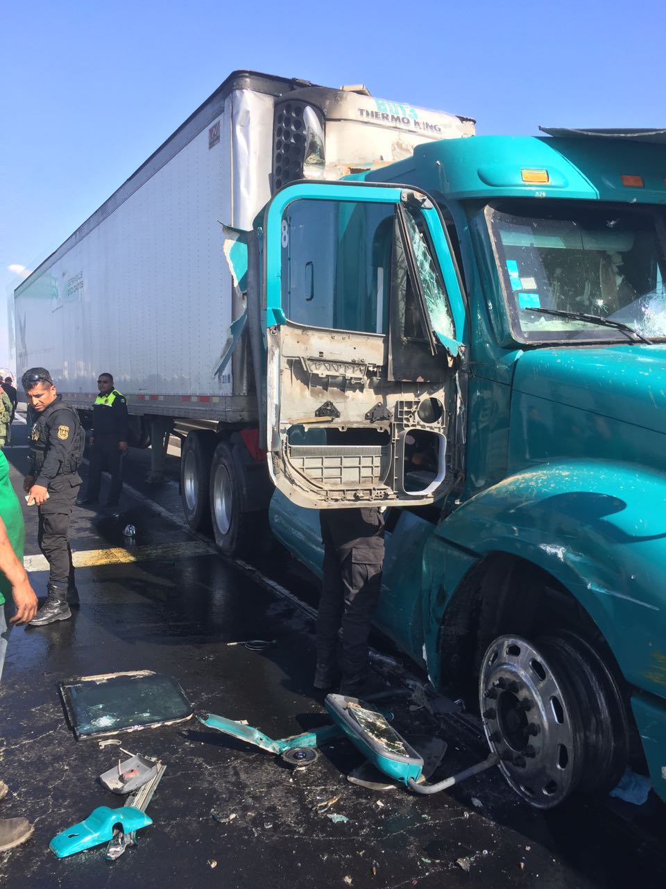 El tráiler cruzaba la caseta de Tultitlán cuando le fue marcado el alto.