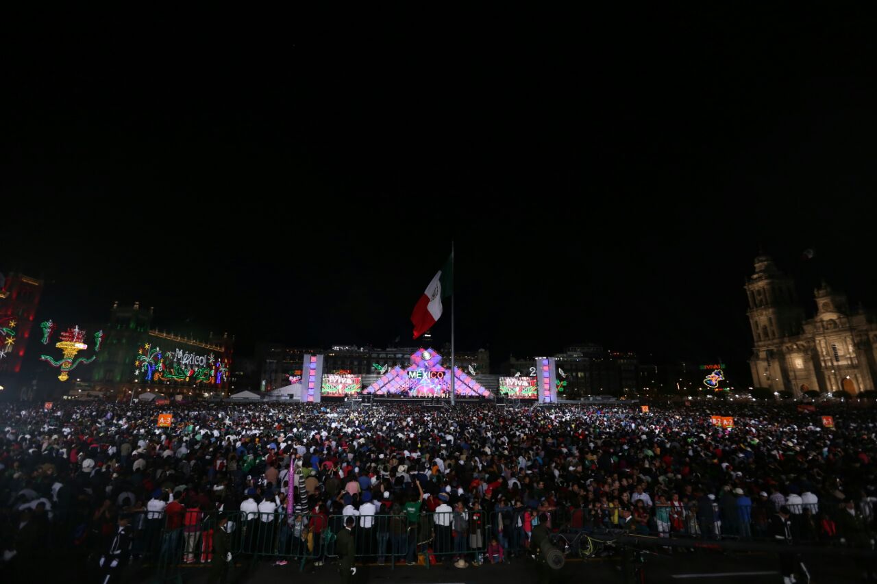 El Zócalo de la Ciudad de México luce lleno, a la espera del Grito de Independencia.