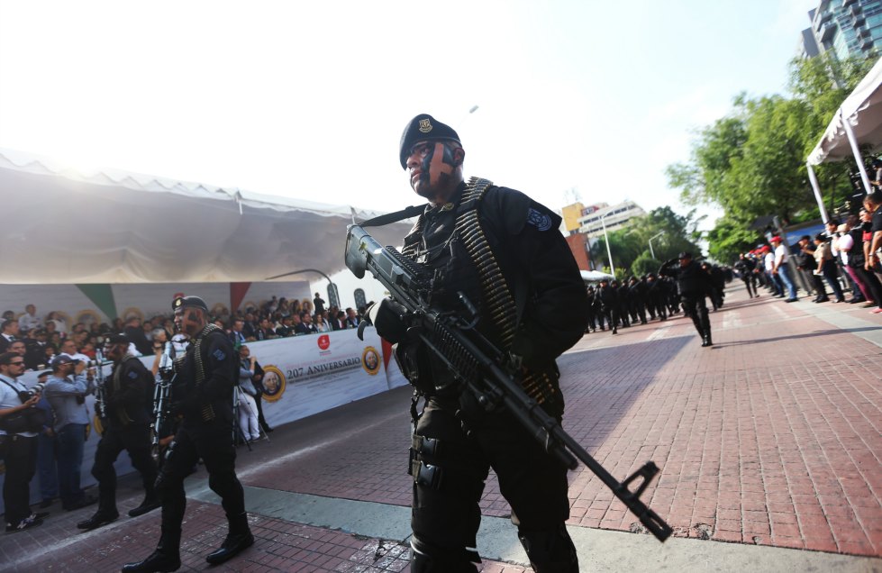 Corporaciones de seguridad lucieron sus uniformes, armas e instrumentos de trabajo en avenida Chapultepec