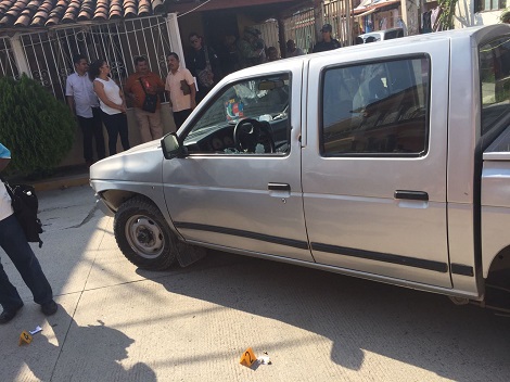 El cuerpo del ex director de Seguridad Pública de Tecpan de Galeana quedó al interior de su camioneta.