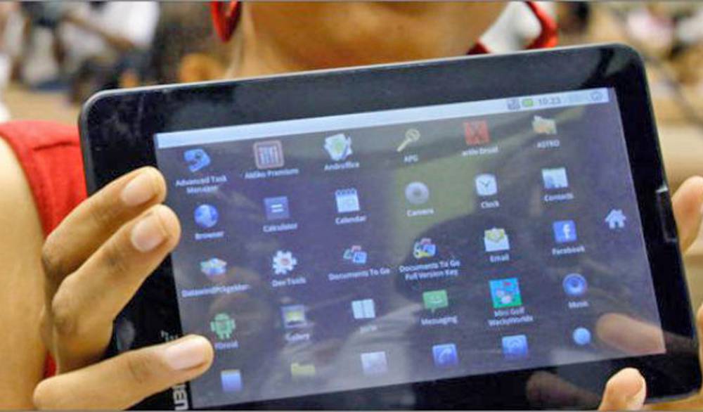 Entregan tablets a comerciantes 