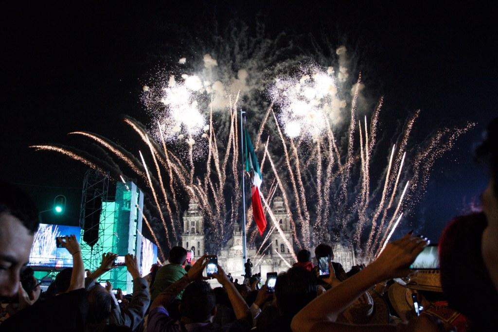 Al evento en el Zócalo asistieron alrededor de 53 mil personas, que fueron resguardadas por cuatro mil policías.