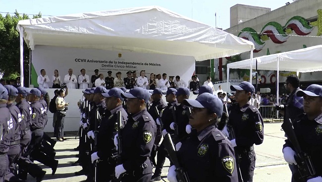 El gobernador y su familia viendo el paso de los elementos de seguridad durante el desfile.