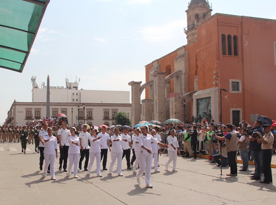 El gobernador José Rosas Aispuro encabezó el desfile cívico militar.
