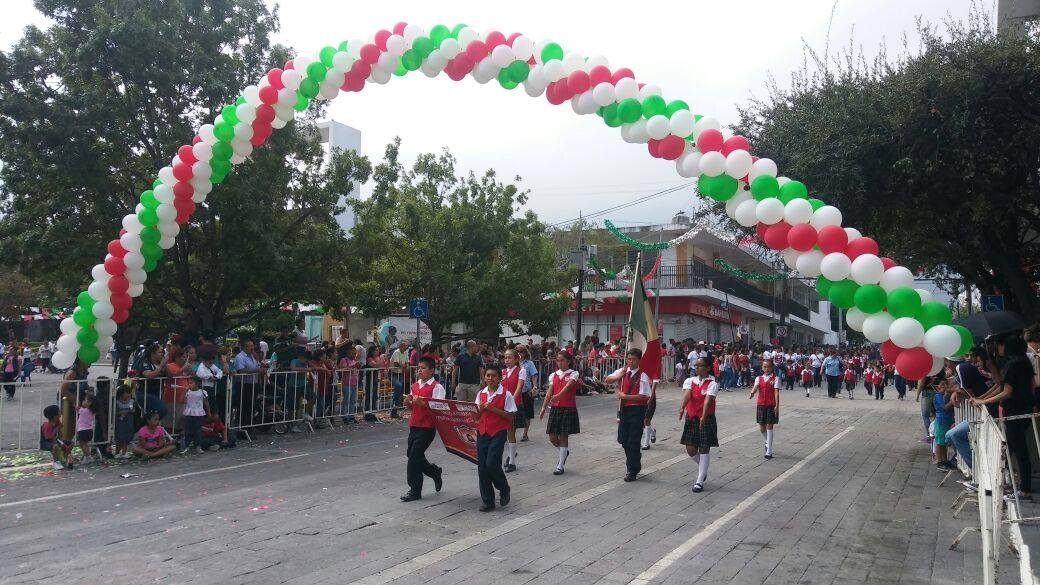 Varias escuelas primarias y secundarias participaron en el desfile.
