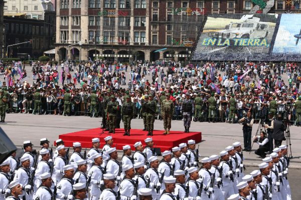 Del Zócalo al Campo Marte, desfile militar en imágenes.