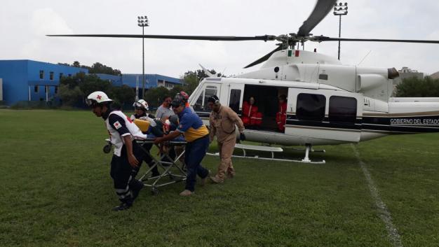 La aeronave aterrizó en las canchas de Facultad de Medicina de la UANL.