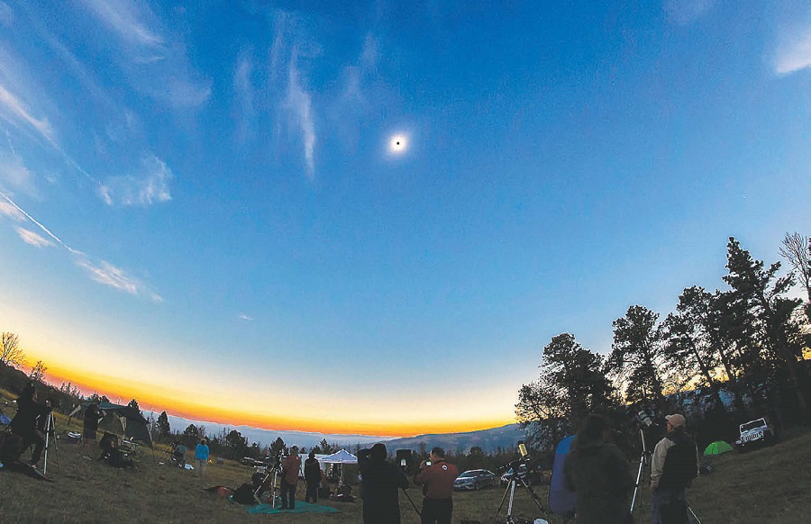 Cientos de personas esperaron para ver el eclipse en su totalidad.