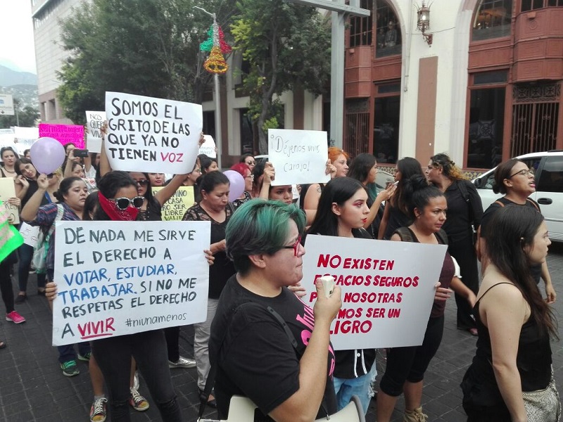 Convocados a través de un evento de redes sociales, los asistentes marcharon para exigir justicia por la víctima de feminicidio.