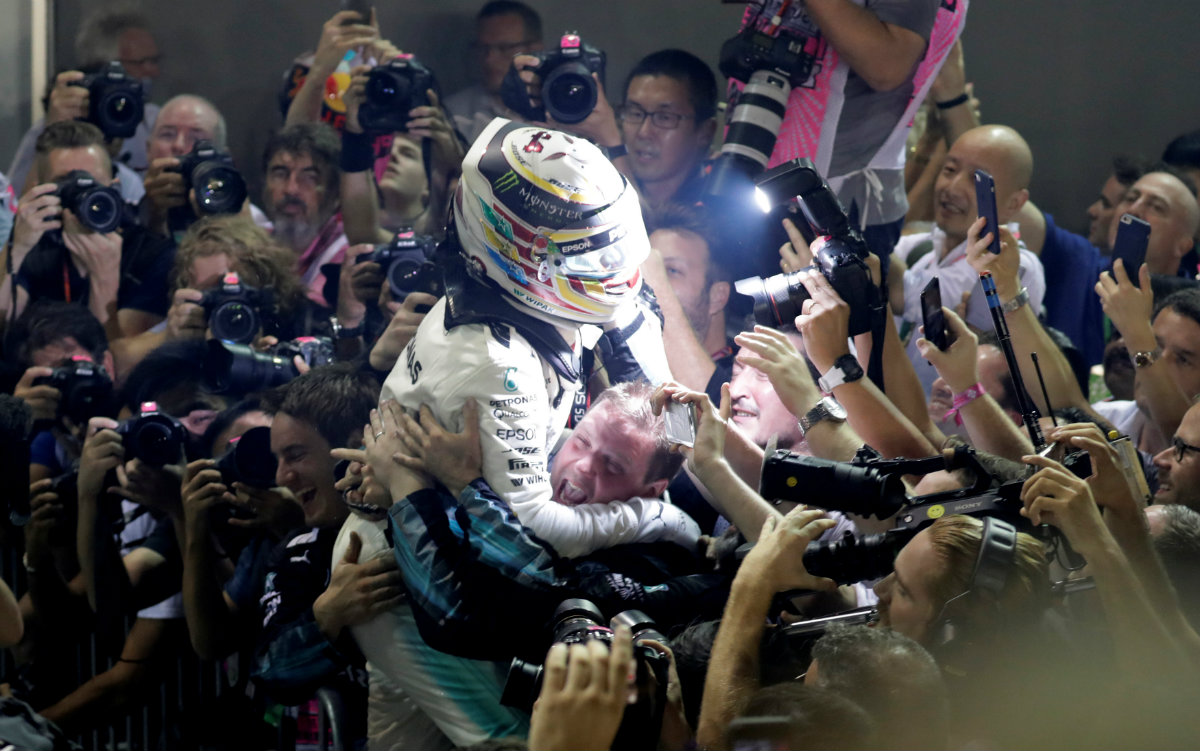 Lewis Hamilton celebra tras ganar el Gran Premio de Singapur