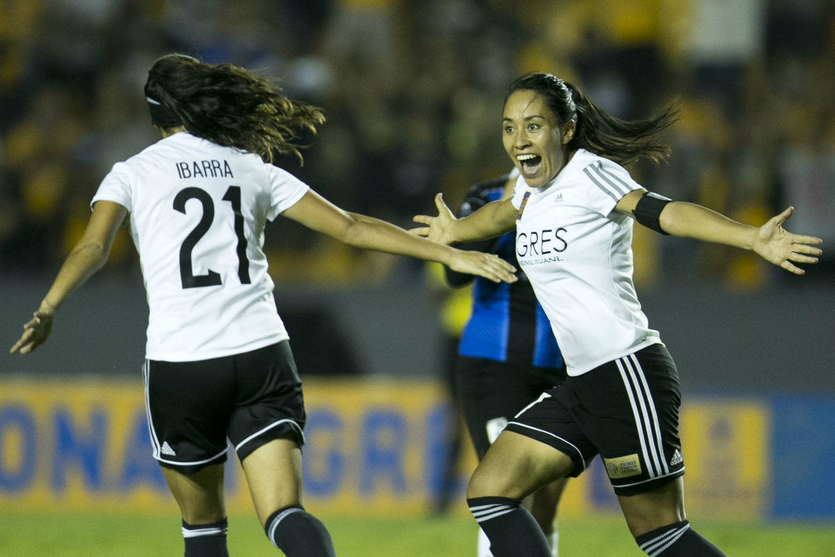 Liliana Mercado en festejo de gol