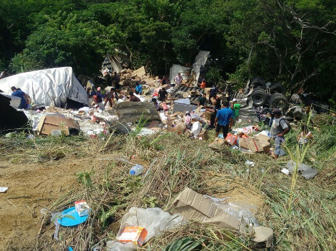 Algunos locatarios cercanos al kilómetro 9 de la carretera Cintalapa-Arriaga y automovilistas que transitaban por la vialidad se llevaron algunos prod