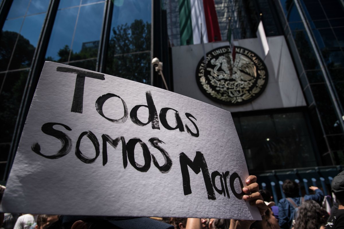 Las manifestantes pegaron pancartas en las instalaciones de la PGR en Reforma. 