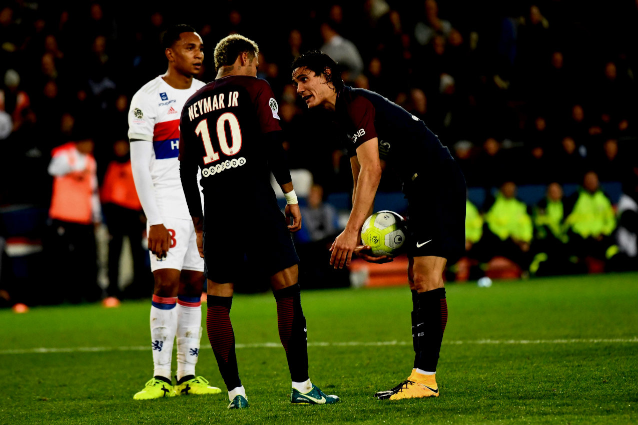 Neymar y Cavani discuten