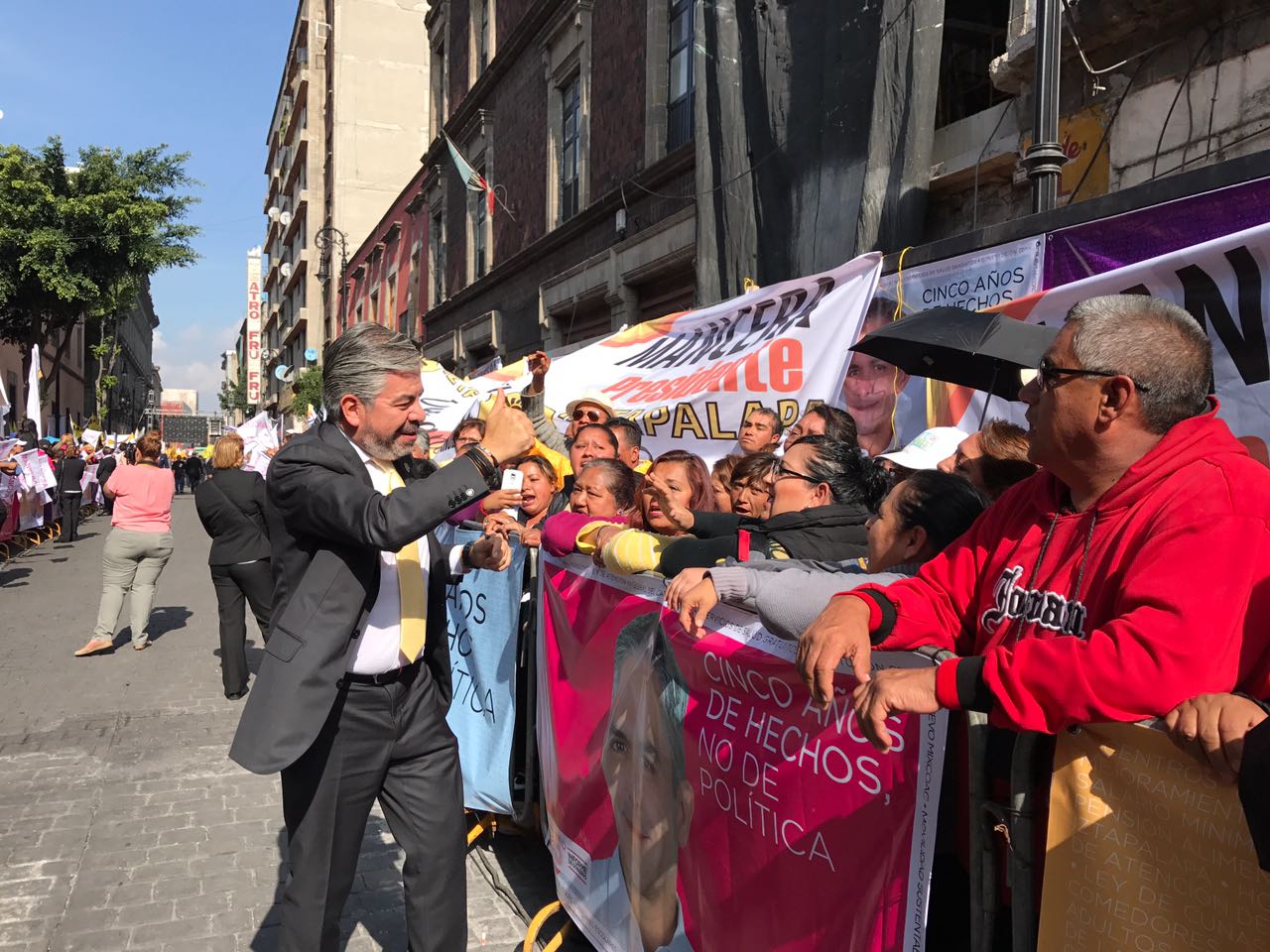 Raúl Flores, dirigente del PRD en la capital, llega al Quinto Informe de Gobierno del jefe de Gobierno, Miguel Ángel Mancera. 