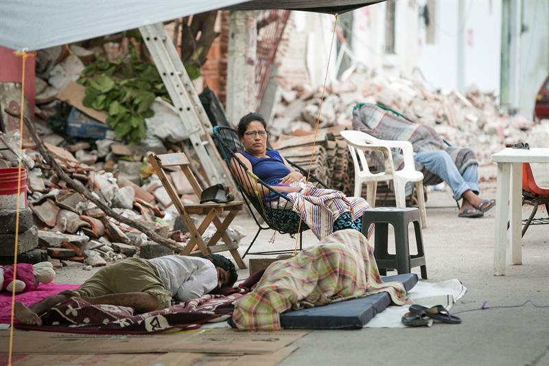 Residentes de Juchitán duermen a las afueras de sus casas destruidas por el terremoto que golpeó la zona el 7 de septiembre.