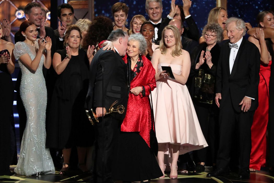 “The Handmaid’s Tale" ganó el máximo galardón de la noche a Mejor Serie Dramática.