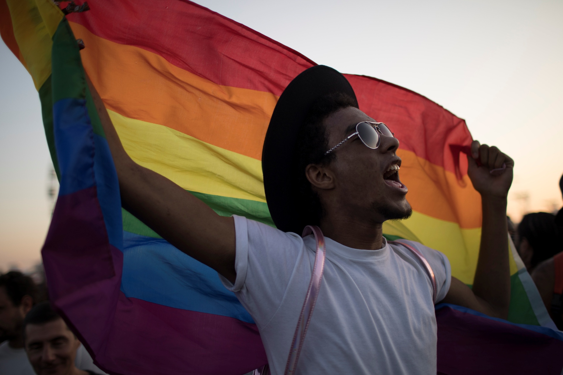 Una bandera gay es ondeada en el festival musical.