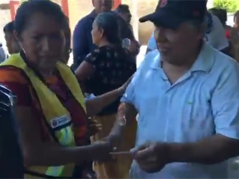 En el video difundido en redes sociales, se observa a la alcaldesa Gloria Sánchez López entregar una despensa al mostrar un vale que recibieron al mos