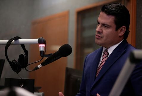Aristóteles Sandoval en cabina de Notivox Radio.