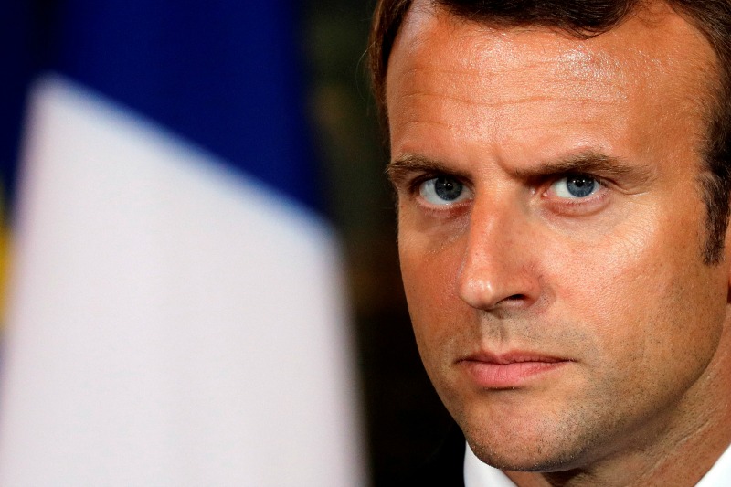 Emmanuel Macron recibió cientos de mensajes, según la prensa local. 