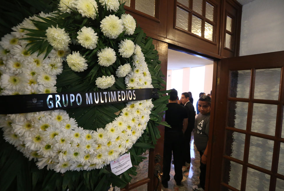 La empresa Multimedios mostró su apoyo enviando una corona de flores. 