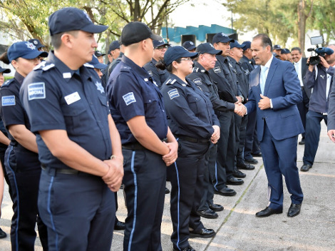 El gobernador de Aguascalientes, Martín Orozco, saludó a policías de la Secretaría de Seguridad Pública del estado.