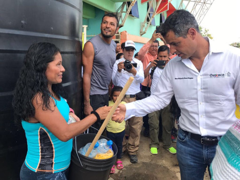 El gobernador de Oaxaca, Alejandro Murat realizó un recorrido por Santo Domingo y siete municipios más de la región del Istmo de Tehuantepec. 