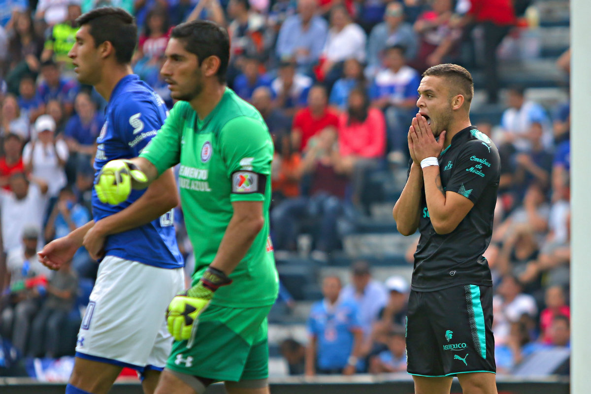 Jonathan Rodríguez durante el partido ante Cruz Azul