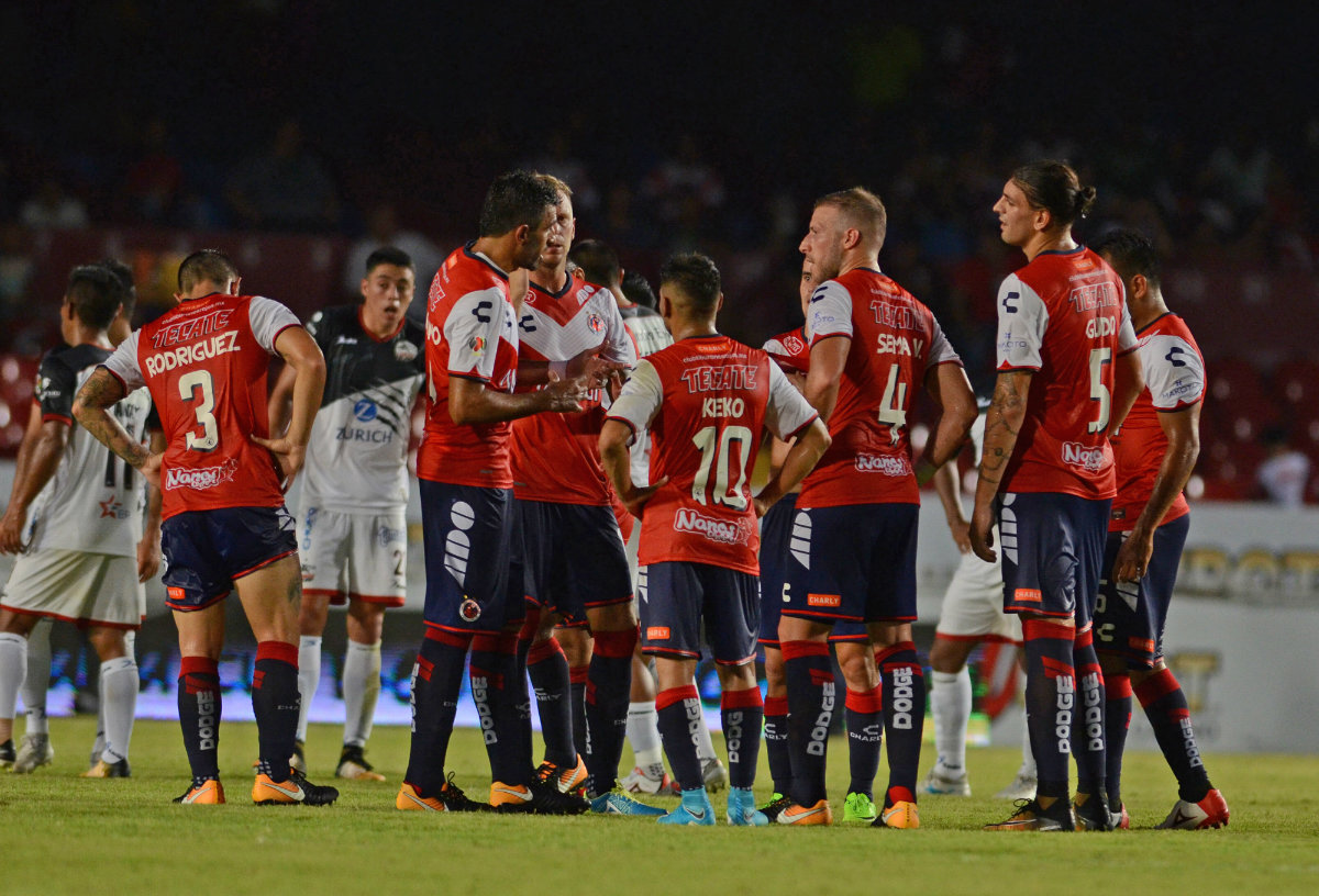 Jugadores de Veracruz durante el duelo ante Lobos BUAP