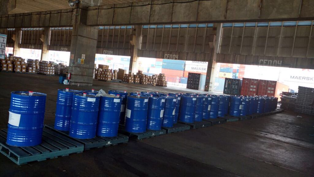 Los recipientes de color azul tienen una capacidad aproximada de 200 litros.