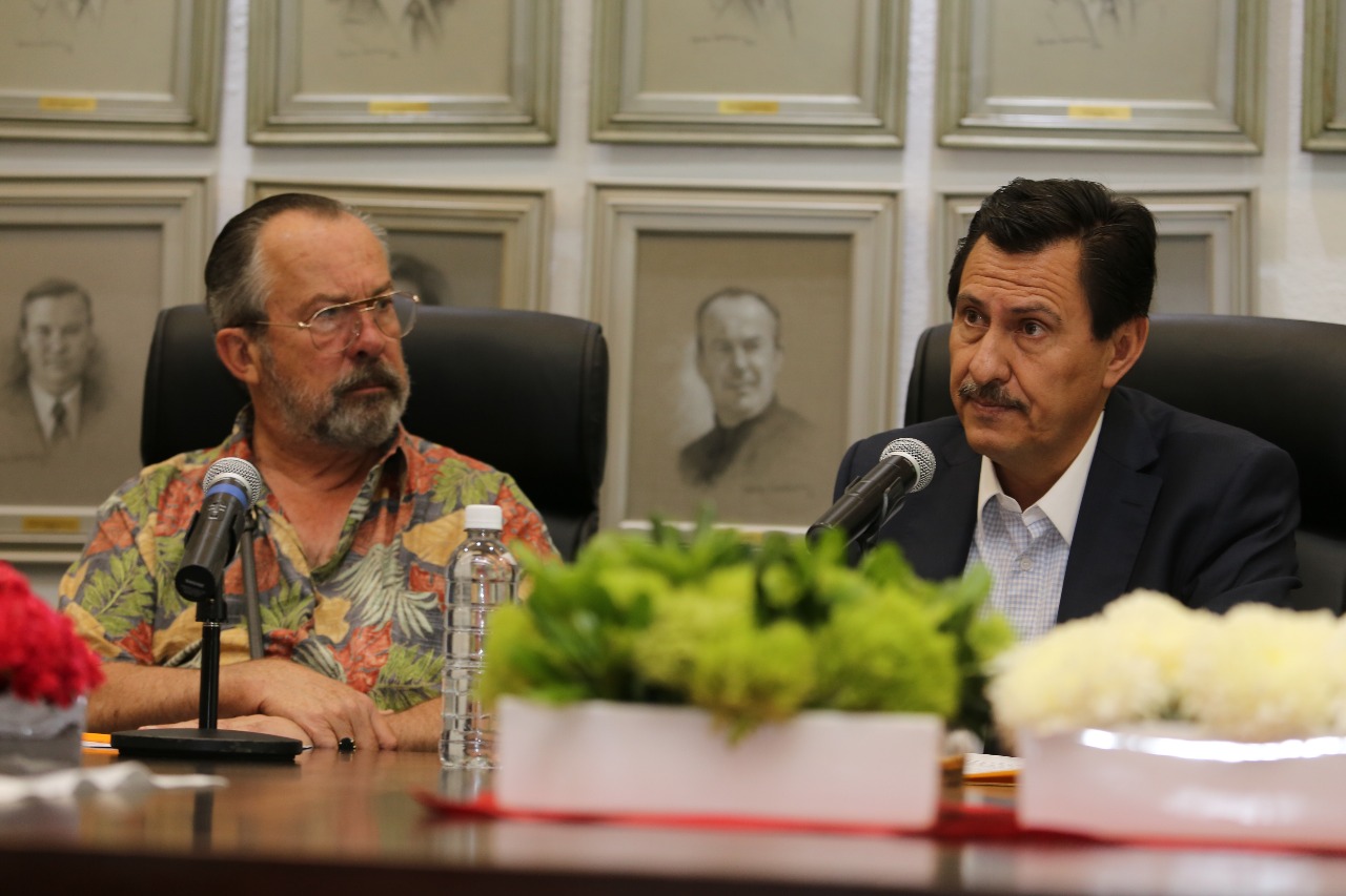 El alcalde Mauricio Fernández junto a Óscar Lucio Aguilar Ramírez, directivo de Telmex.