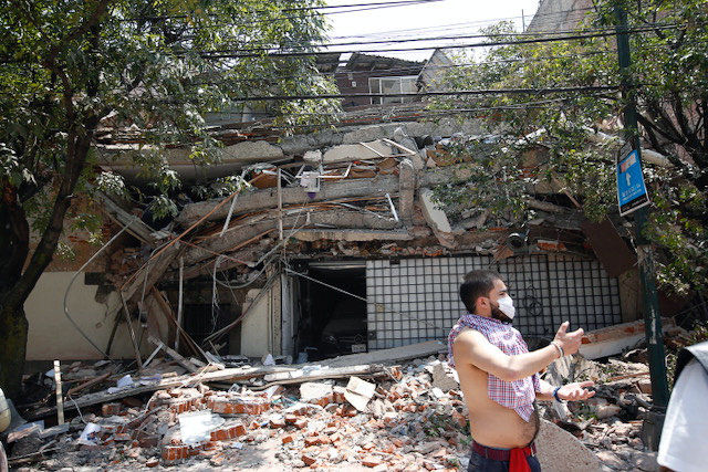 Algunas personas comenzaron a ayudar entre los escombros tras el sismo 