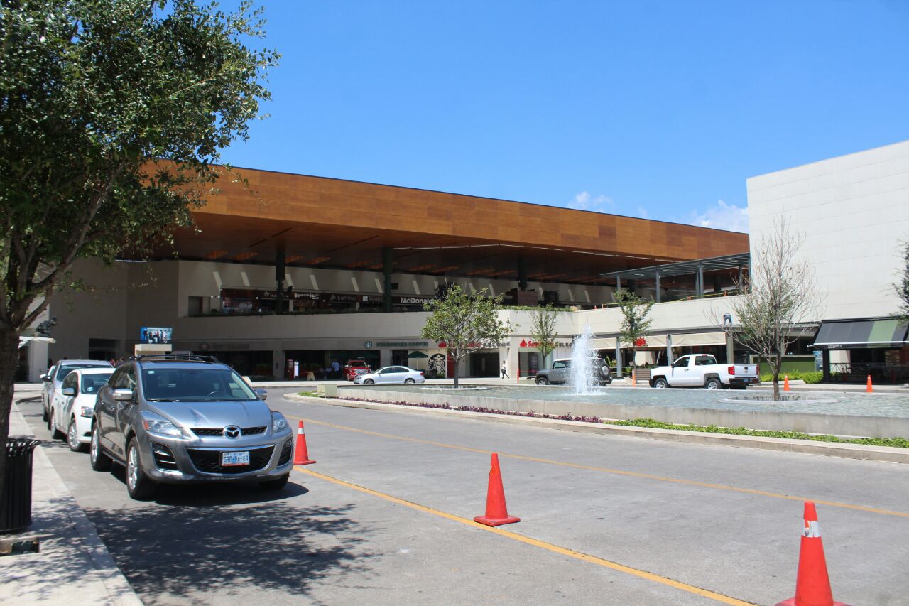 Algunos de los centros comerciales que fueron evacuados. 