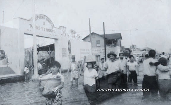 Cuando el ciclón se fue y dejó una gran inundación, habitantes se aferraban a salvar sus pertenencias.
