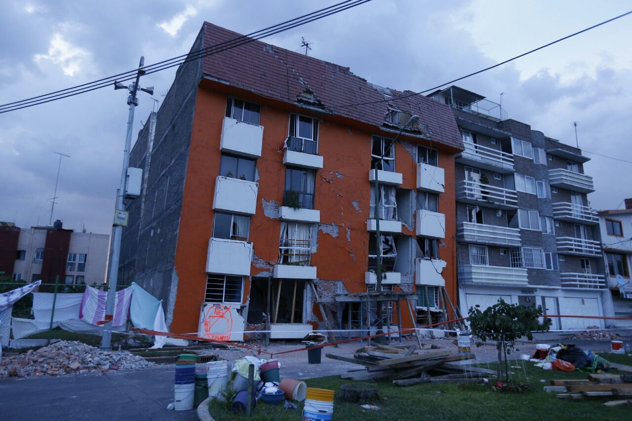 Un edificio en Paseo de las Galias, en la colonia Lomas Estrella, segunda sección sufrió daños.