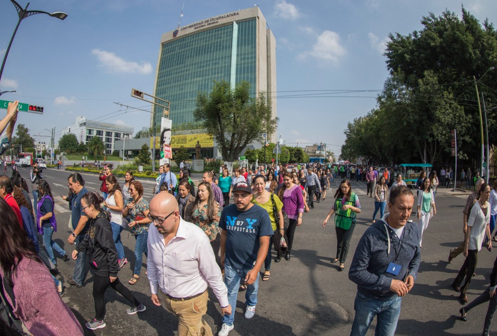 Evacuan a más de mil en macrosimulacro de la UdeG.