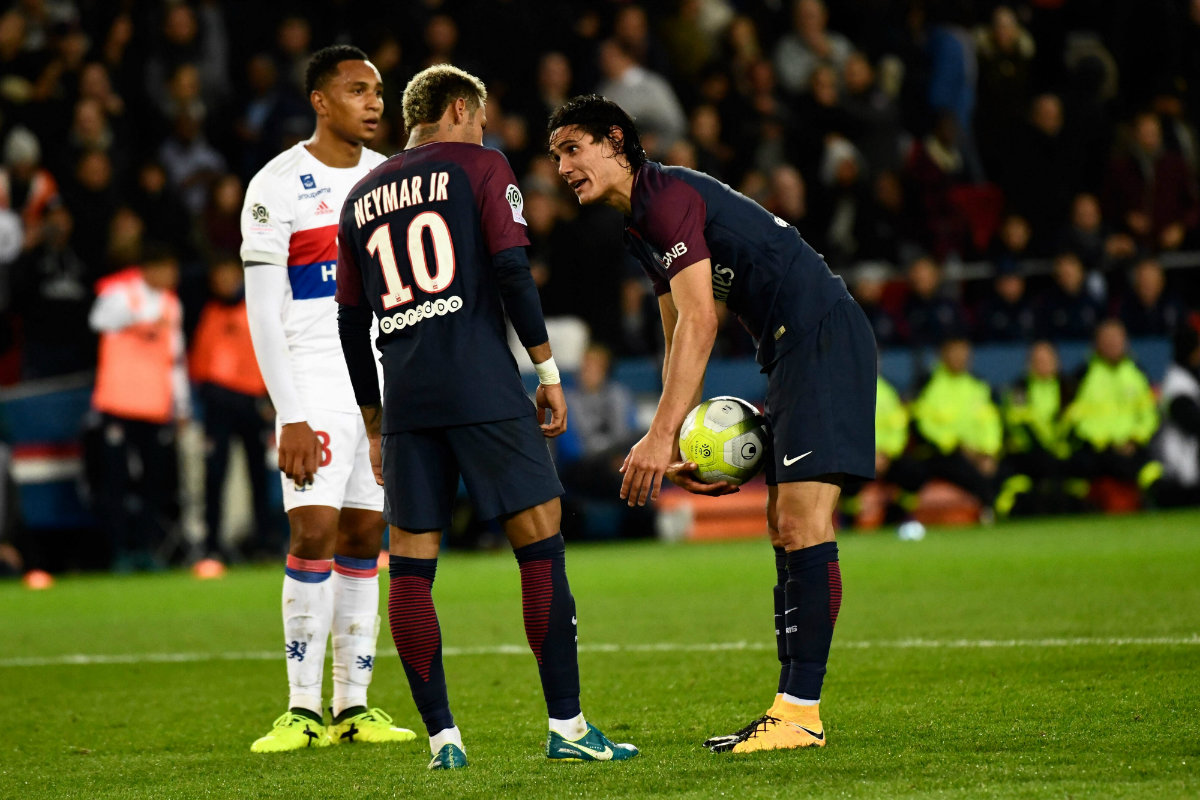 Neymar y Edinson Cavani discuten por cobrar un tiro durante un partido del PSG