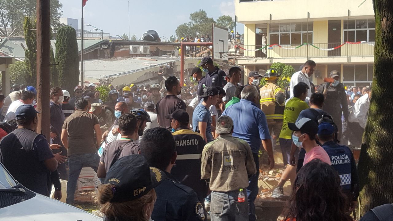 Personal de rescate intenta remover los escombros de la escuela que colapsó en Coapa. 