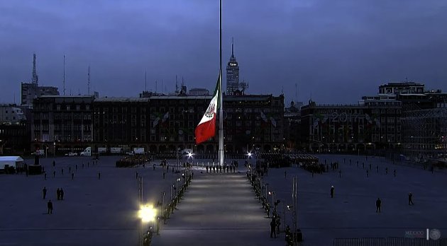 En la Plaza de la Constitución se izó la bandera a media asta en memoria de las personas que murieron en el terremoto de 1985.