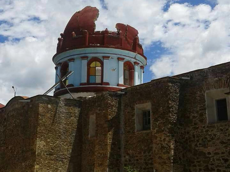 Protección Civil informó que la única víctima que se registró fue una mujer llamada Mercedes cuando le cayó la cúpula de una iglesia, en el poblado de
