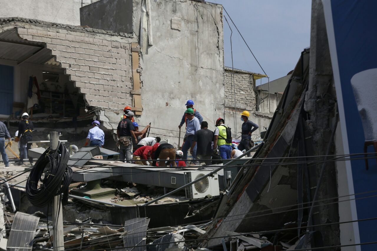 Servicios de emergencia llegan a los edificios derrumbados para tratar de rescatar a personas que quedaron atrapadas.