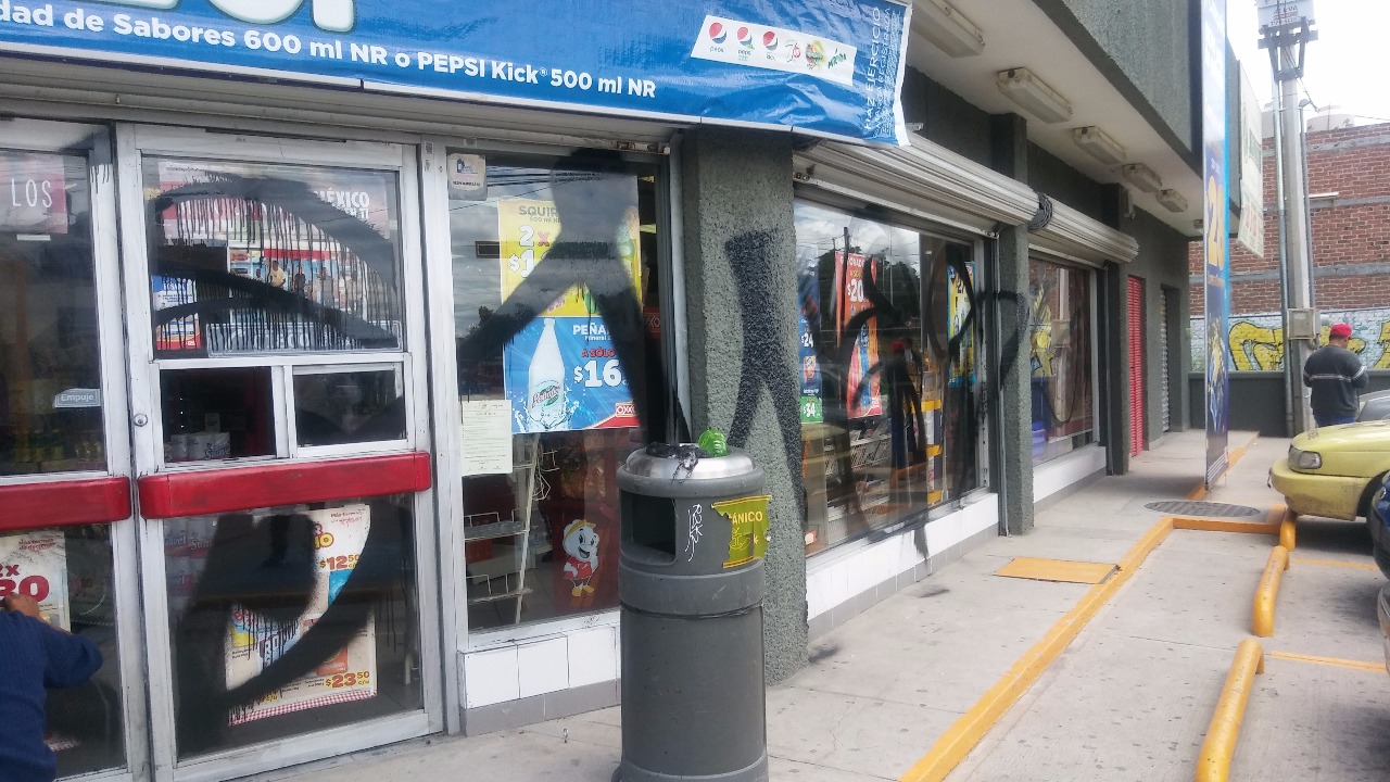 La tienda de autoservicio está ubicada entre los bulevares Hilario Medina y Héroes de Independencia de la colonia El Coecillo.